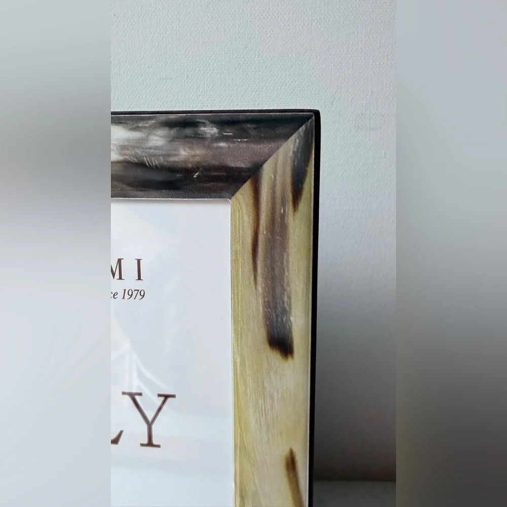 Marble-Effect Picture Frame in Cream and Brown modern made in Italy. 4”x6 photo